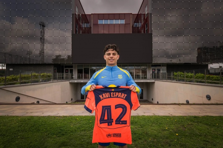 巴萨小将埃斯帕特在西班牙U19比赛中伤退,球员赛后证实无大碍