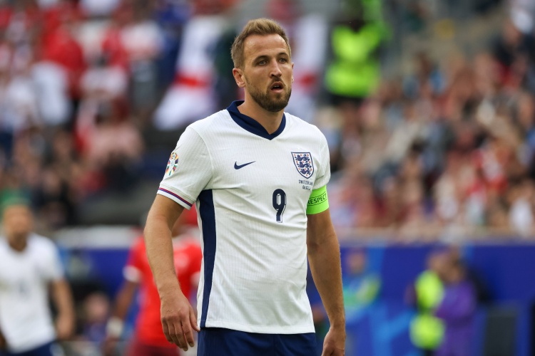 图赫尔：凯恩遭遇轻伤正在接受评估，本场比赛他无法出战